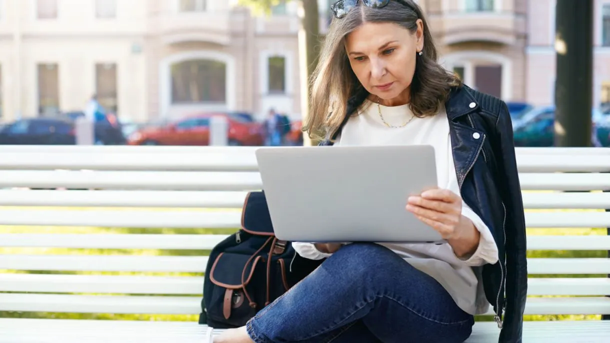 expressive-senior-woman-posing-1220x686-1.webp